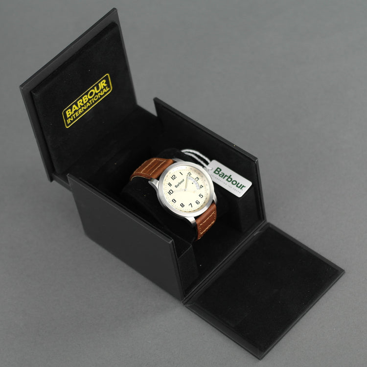 Reloj de pulsera Barbour en tono plateado con correa de cuero marrón. 