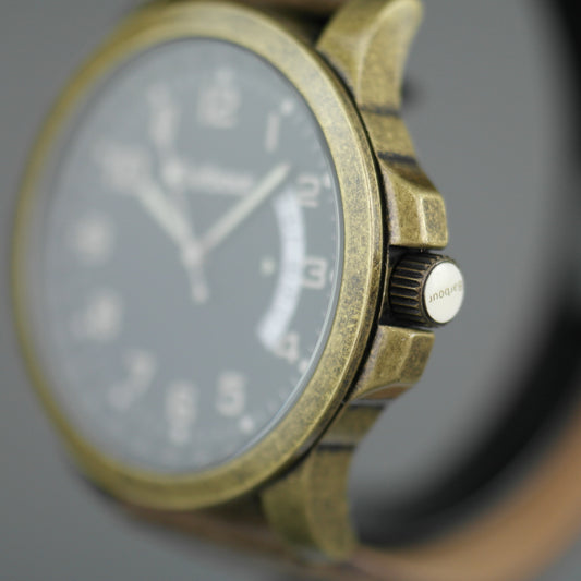 Bronzefarbene Barbour-Armbanduhr mit Datum und braunem Lederarmband 