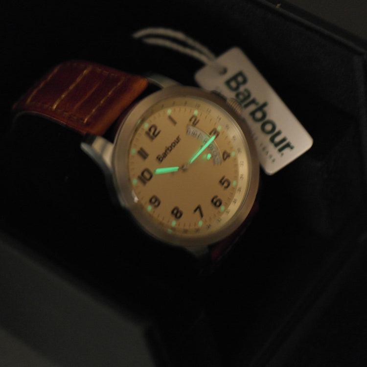 Reloj de pulsera Barbour en tono plateado con correa de cuero marrón. 