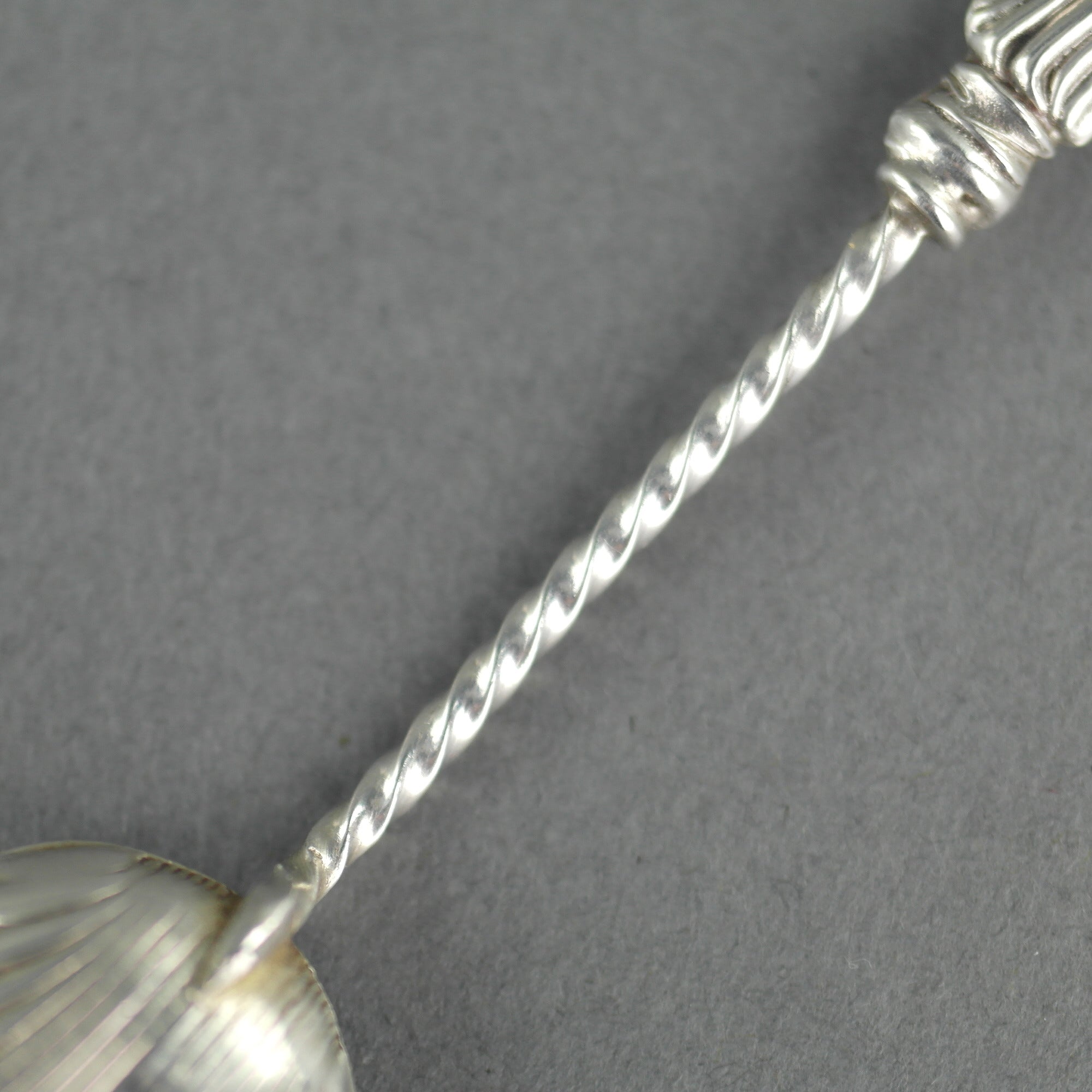 Cuchara antigua de plata de ley de 1898 William Devonport Apóstol y cuenco de concha