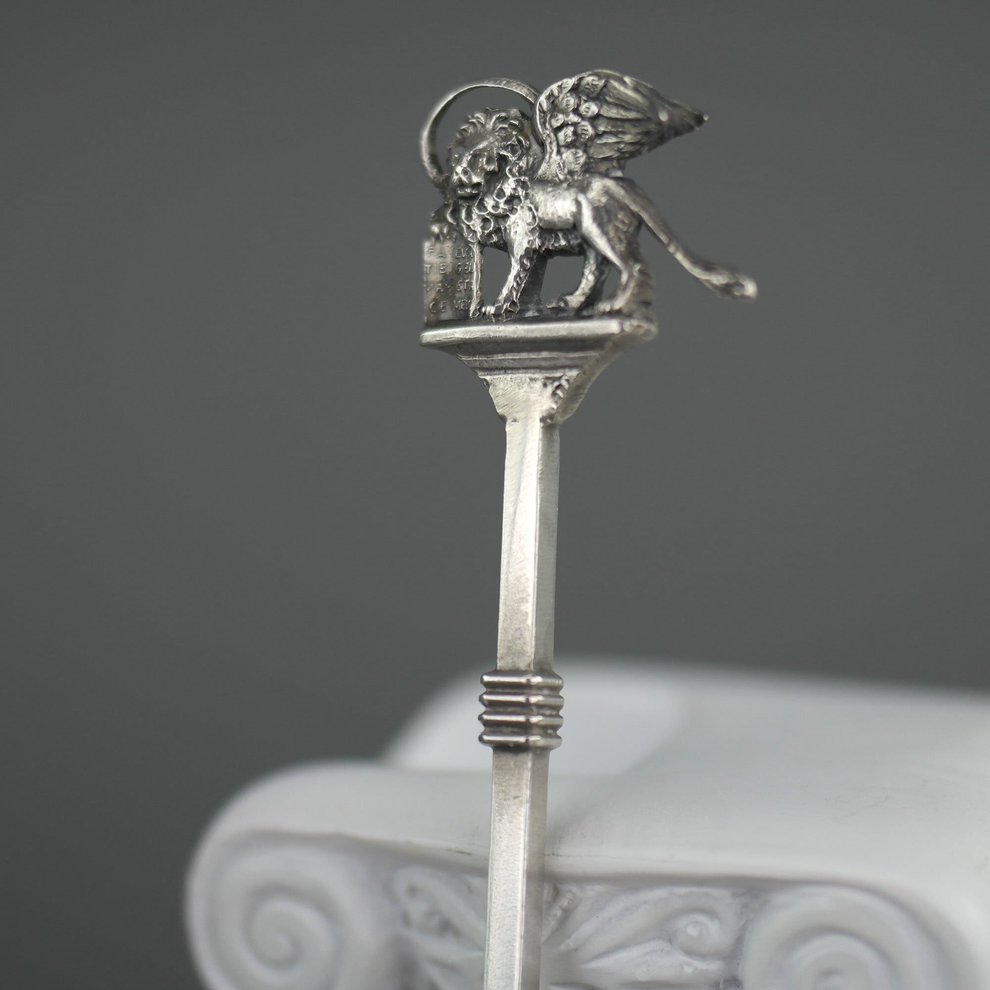 Cuadro antiguo esmaltado veneciano cuchara de plata maciza 900 El León de San Marcos en la parte superior