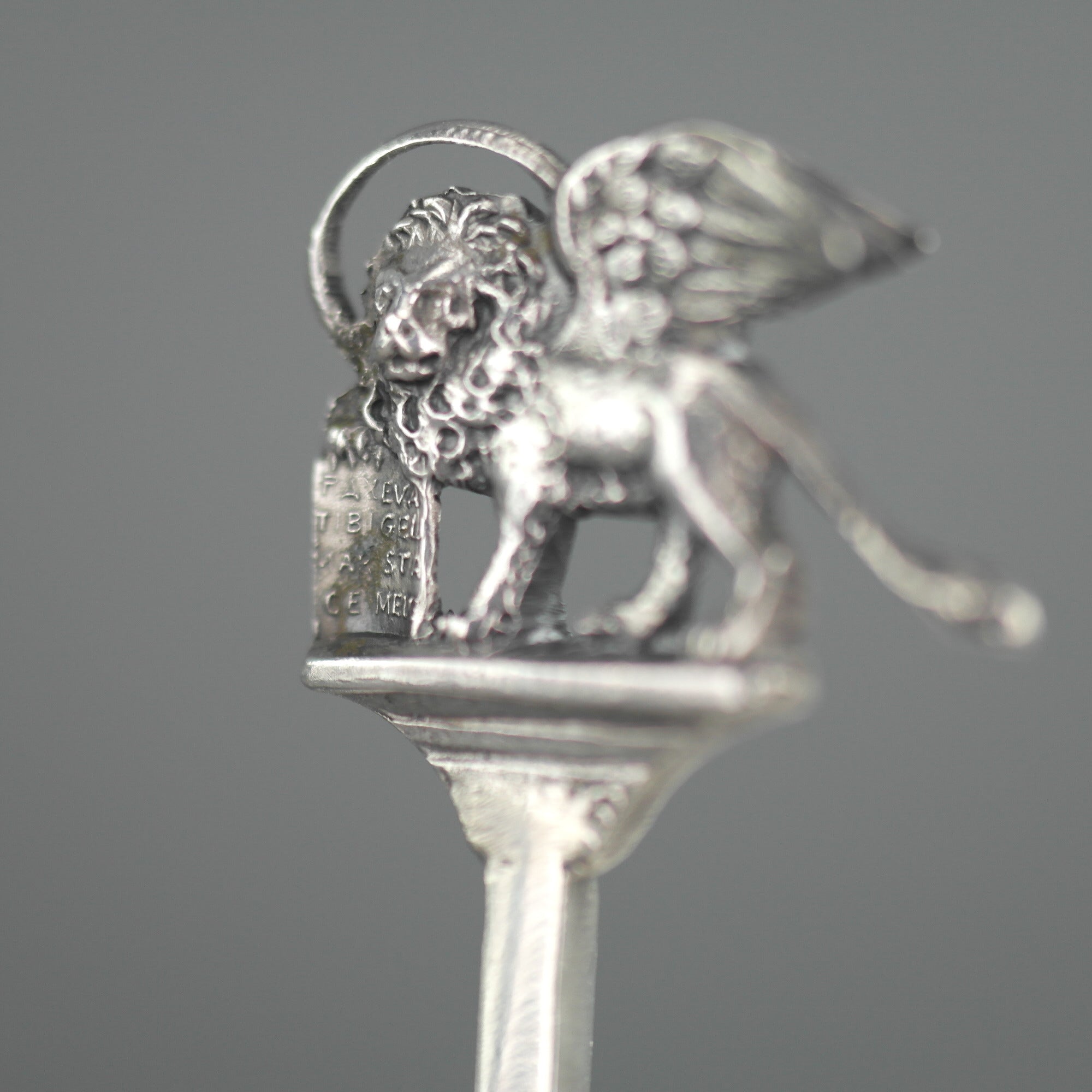 Cuadro antiguo esmaltado veneciano cuchara de plata maciza 900 El León de San Marcos en la parte superior