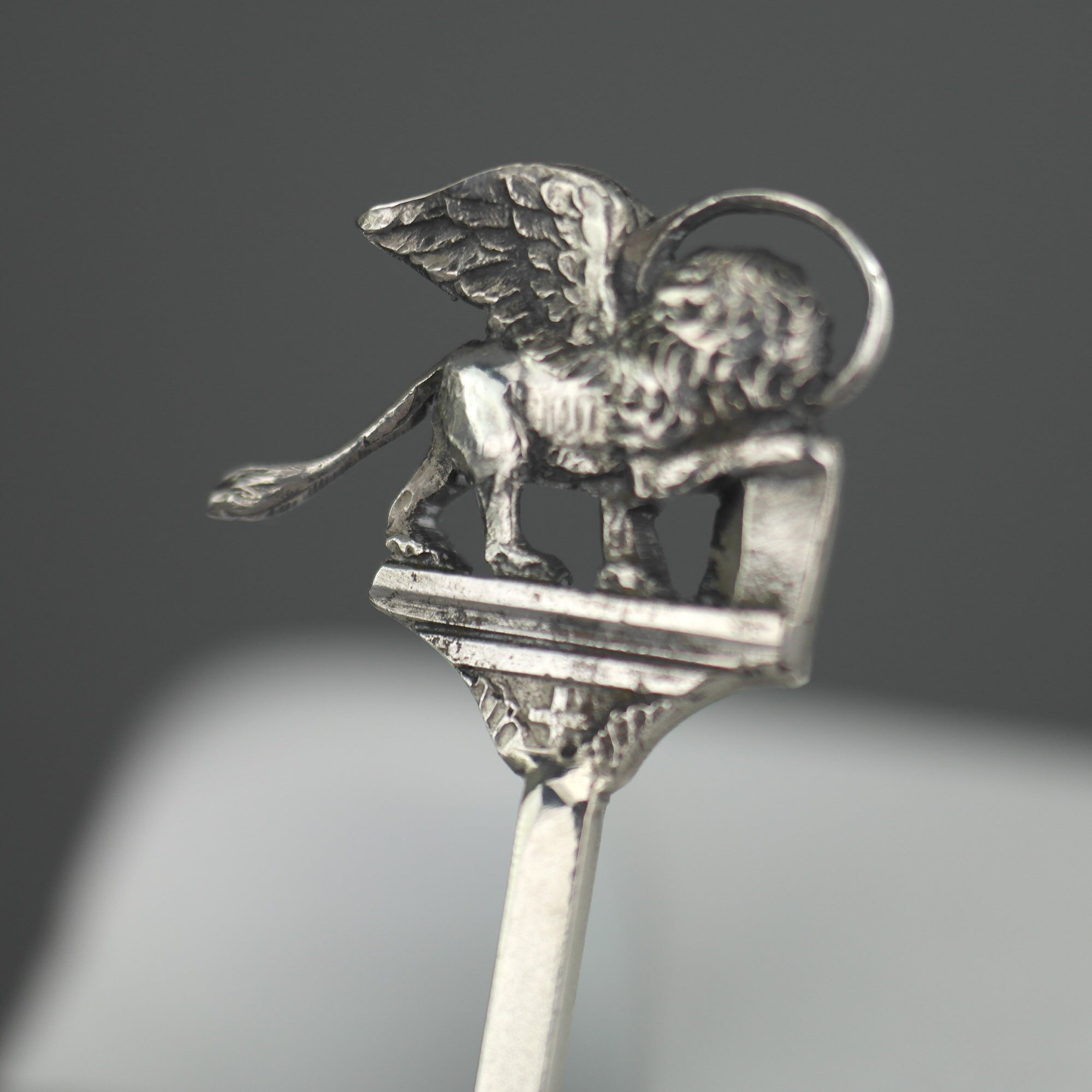 Cuadro antiguo esmaltado veneciano cuchara de plata maciza 900 El León de San Marcos en la parte superior