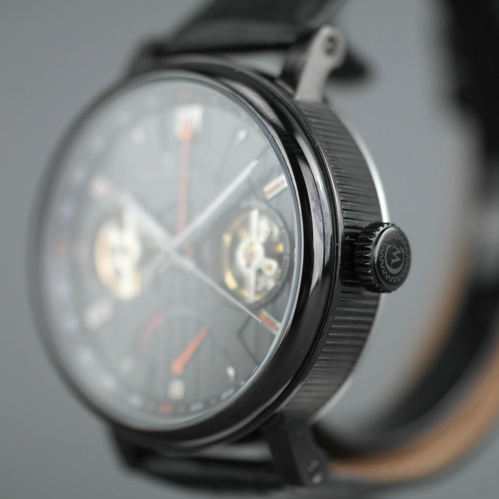 Constantin Weisz Automatik-Armbanduhr mit doppeltem Herz, ganz in Schwarz und Lederarmband