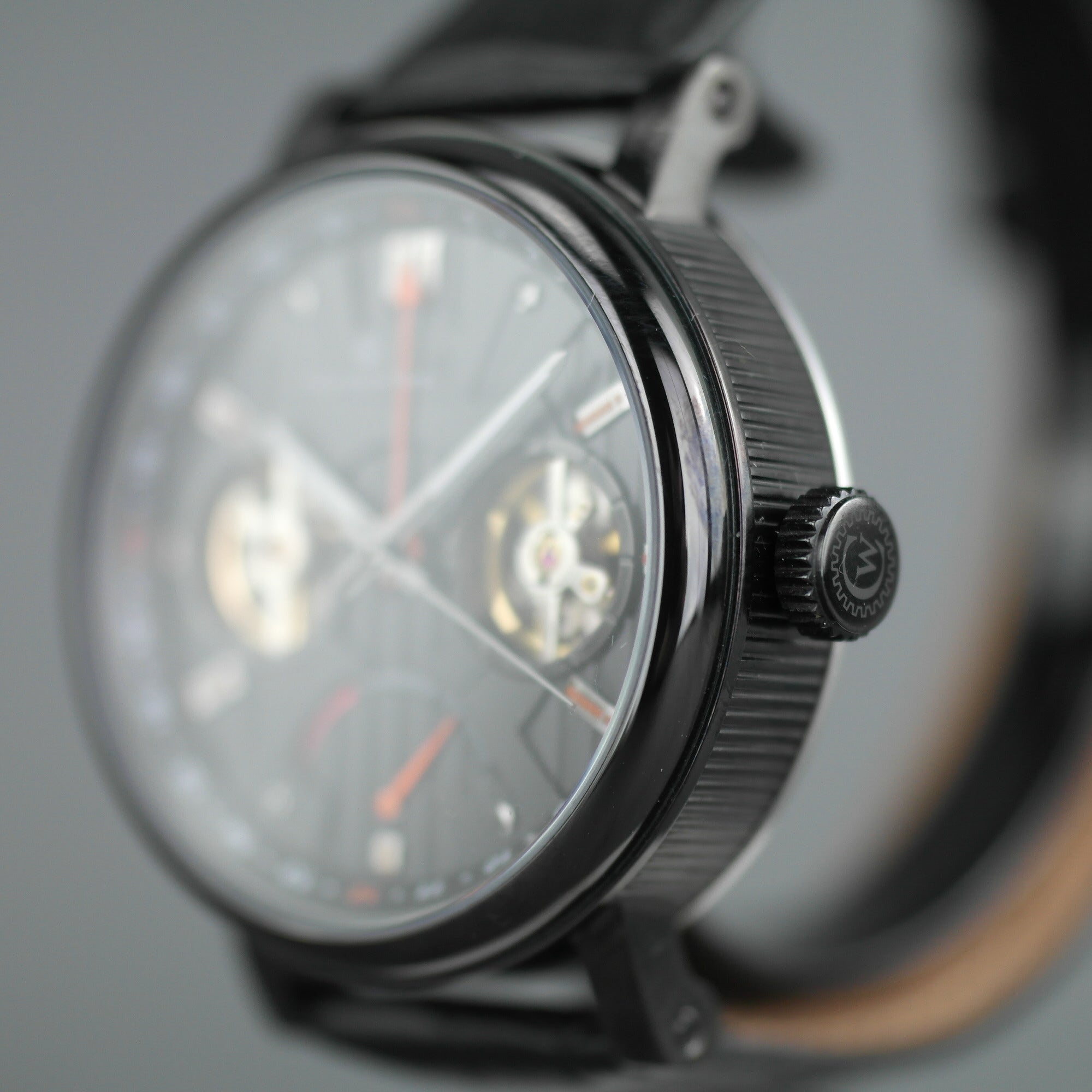 Constantin Weisz Automatik-Armbanduhr mit doppeltem Herz, ganz in Schwarz und Lederarmband