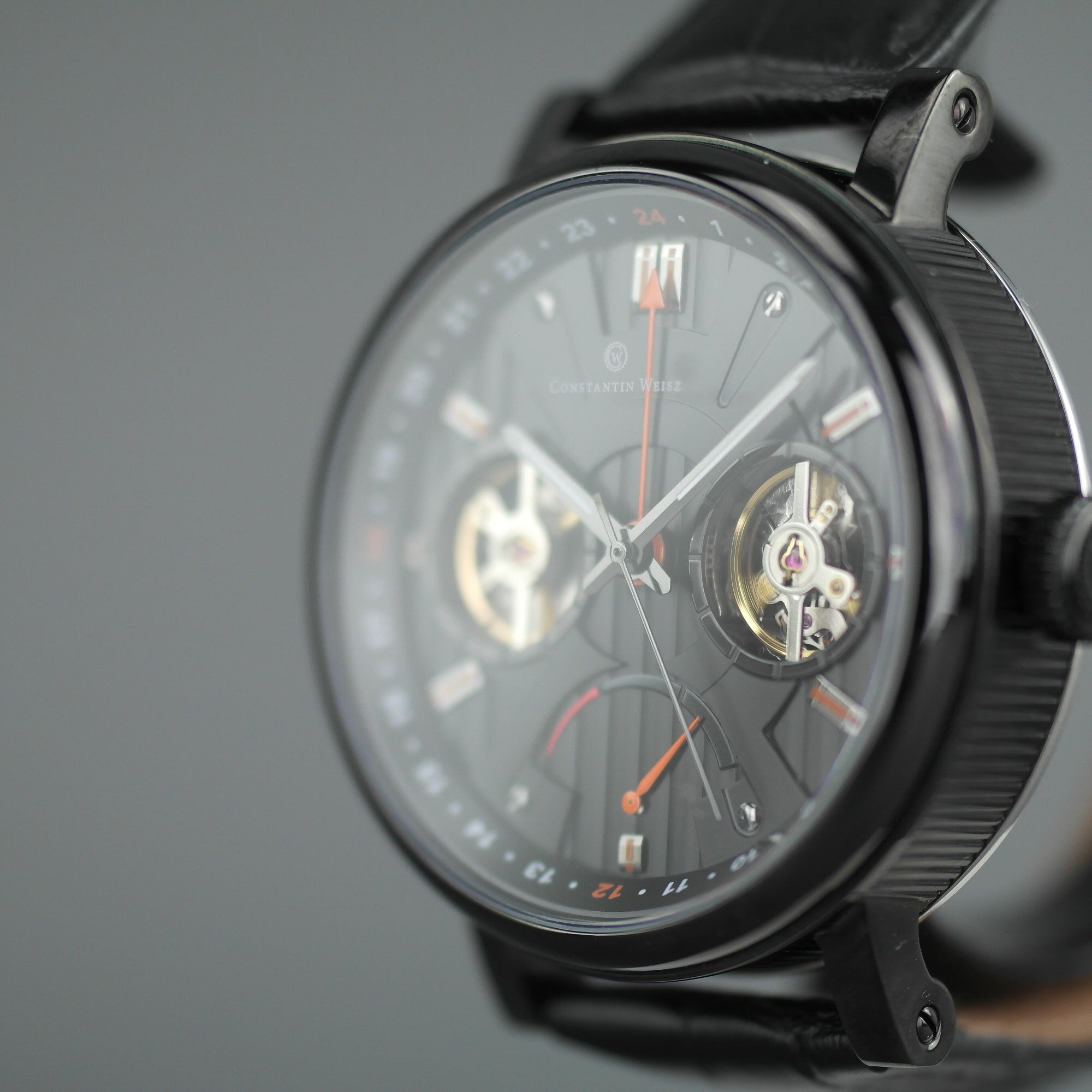Constantin Weisz Automatik-Armbanduhr mit doppeltem Herz, ganz in Schwarz und Lederarmband