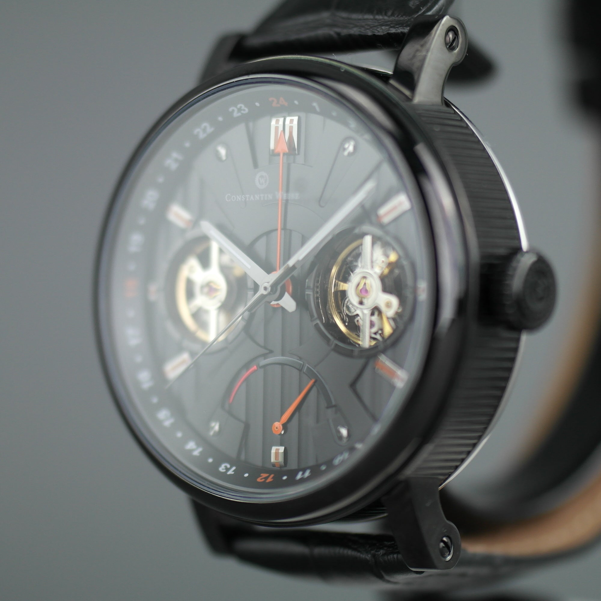 Constantin Weisz Automatik-Armbanduhr mit doppeltem Herz, ganz in Schwarz und Lederarmband