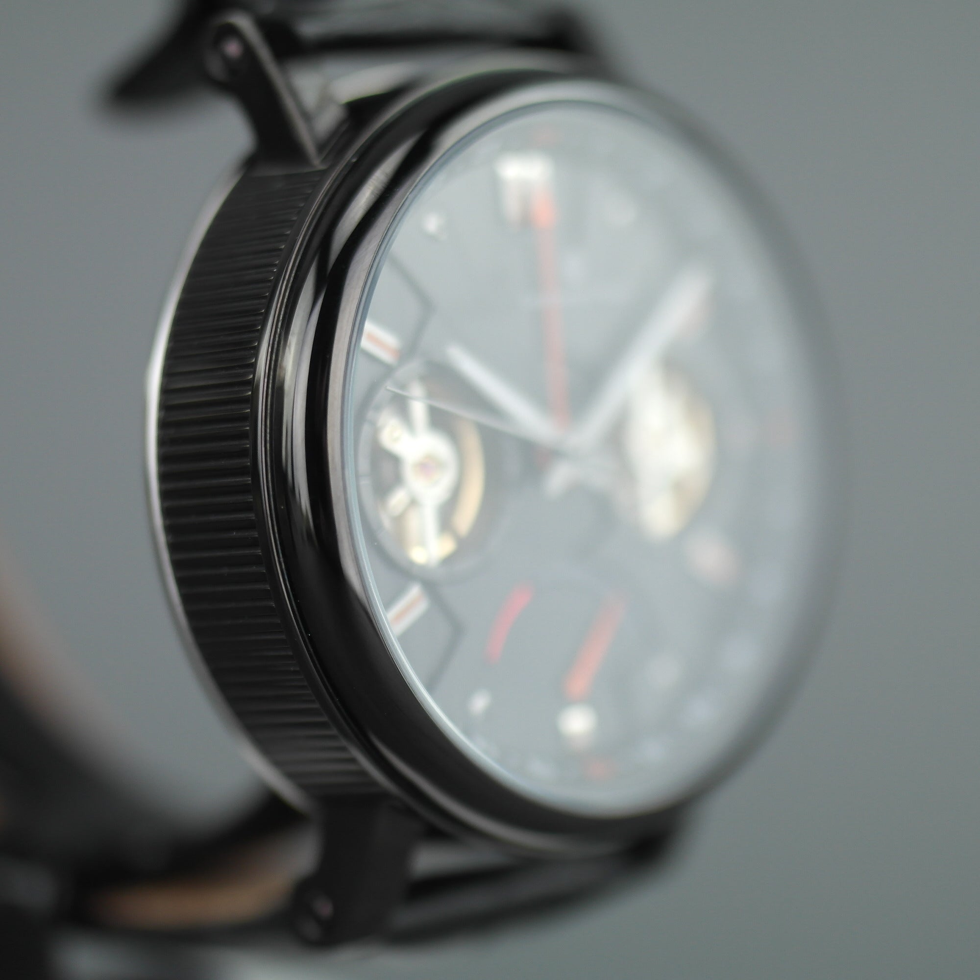 Constantin Weisz Automatik-Armbanduhr mit doppeltem Herz, ganz in Schwarz und Lederarmband