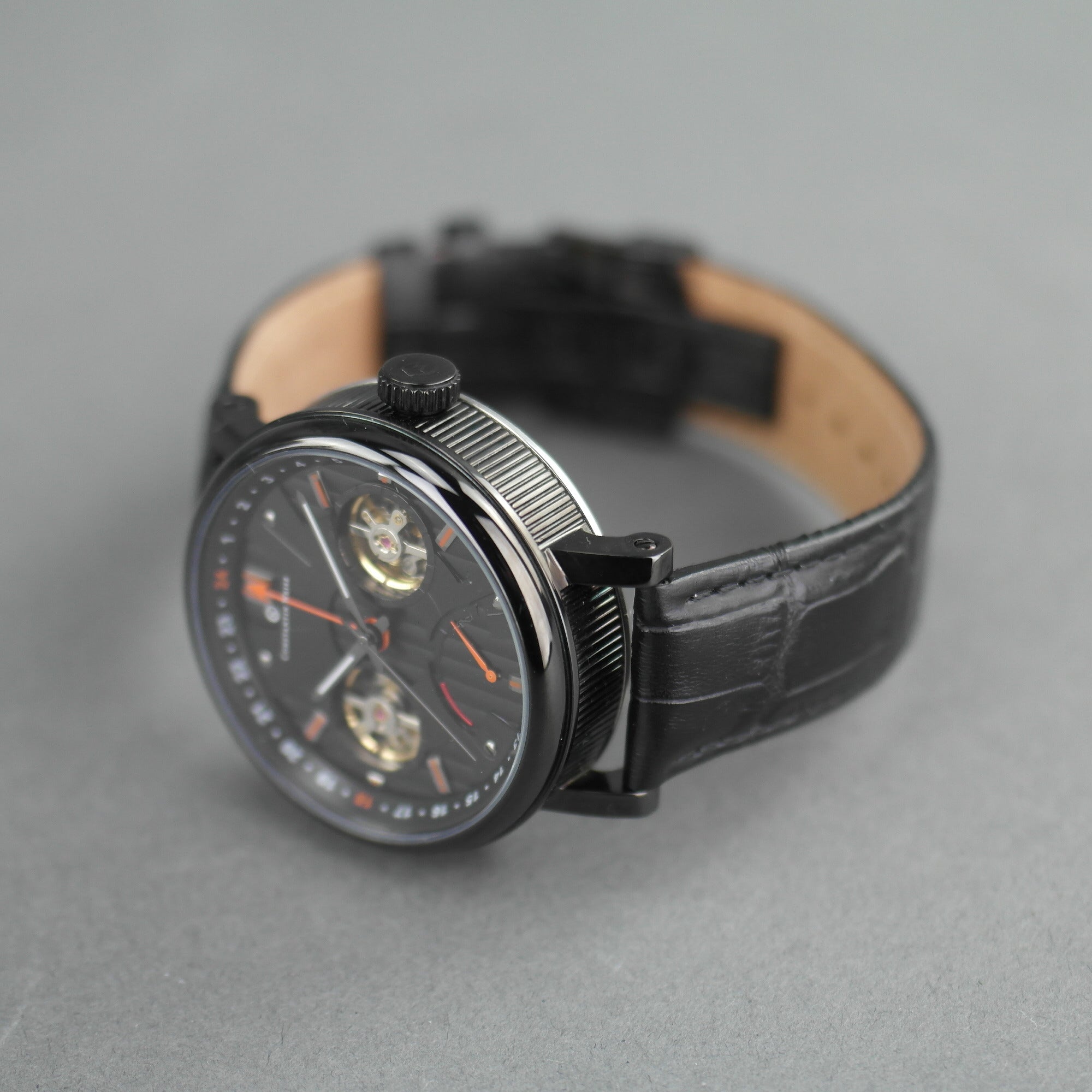 Constantin Weisz Automatik-Armbanduhr mit doppeltem Herz, ganz in Schwarz und Lederarmband