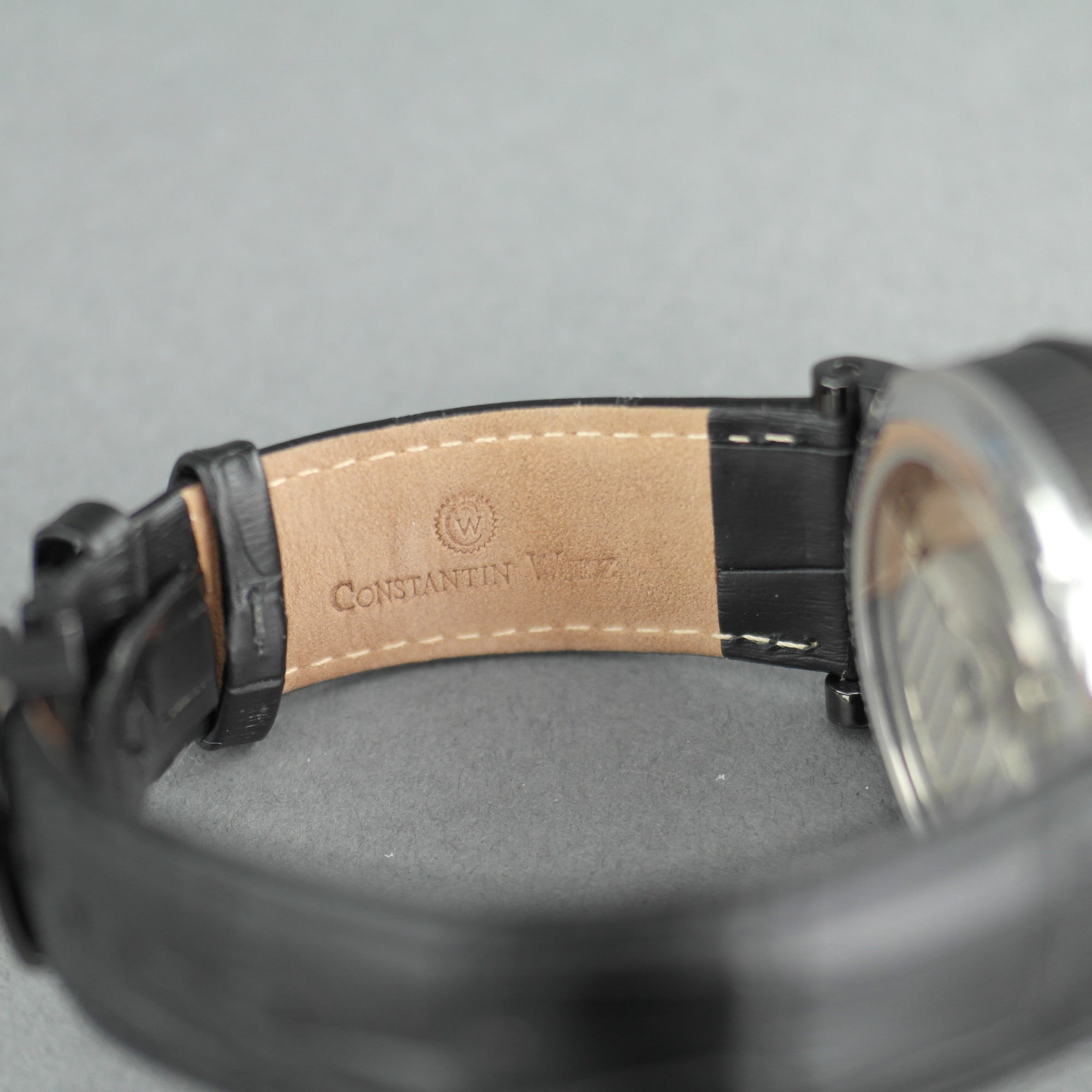 Constantin Weisz Automatik-Armbanduhr mit doppeltem Herz, ganz in Schwarz und Lederarmband