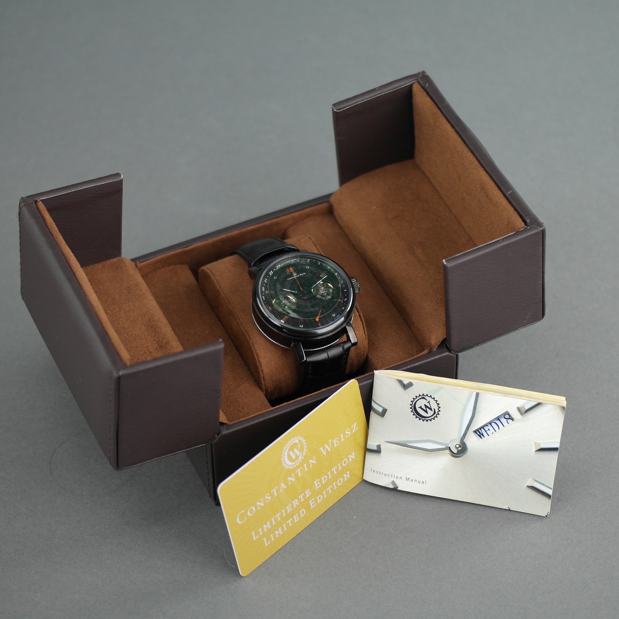 Constantin Weisz Automatik-Armbanduhr mit doppeltem Herz, ganz in Schwarz und Lederarmband