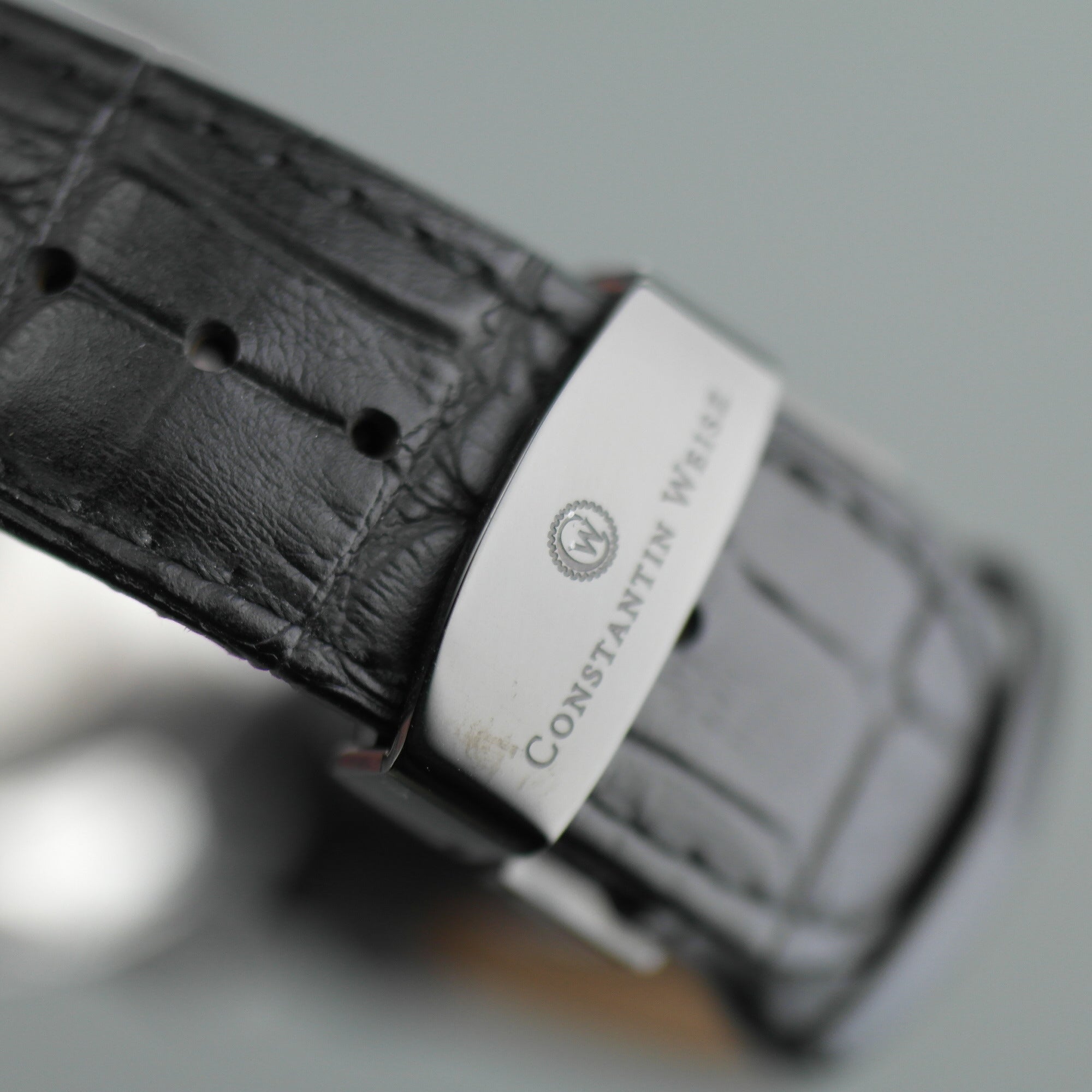 Constantin Weisz Automatik-Armbanduhr mit doppeltem Herz, ganz in Schwarz und Lederarmband