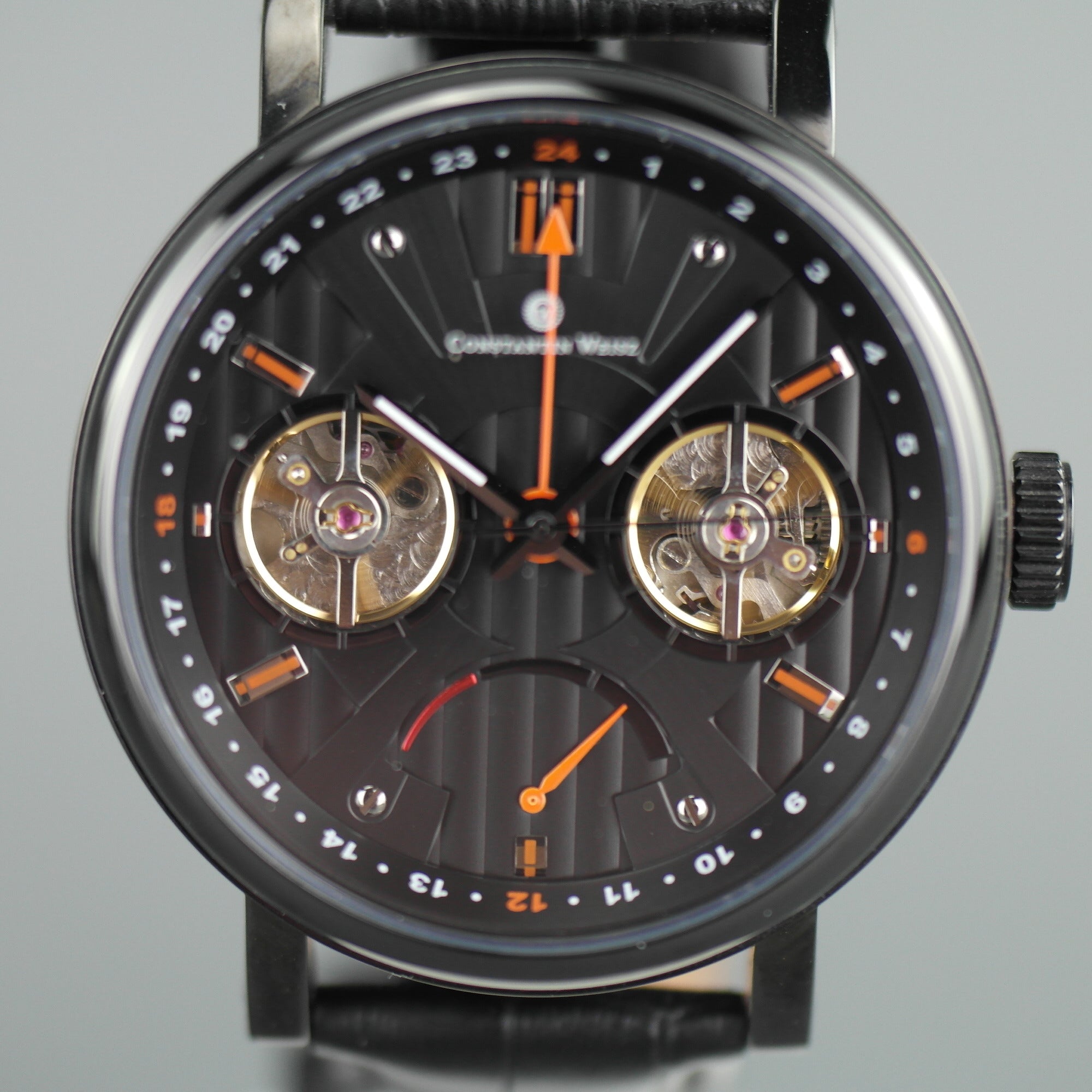Constantin Weisz Automatik-Armbanduhr mit doppeltem Herz, ganz in Schwarz und Lederarmband