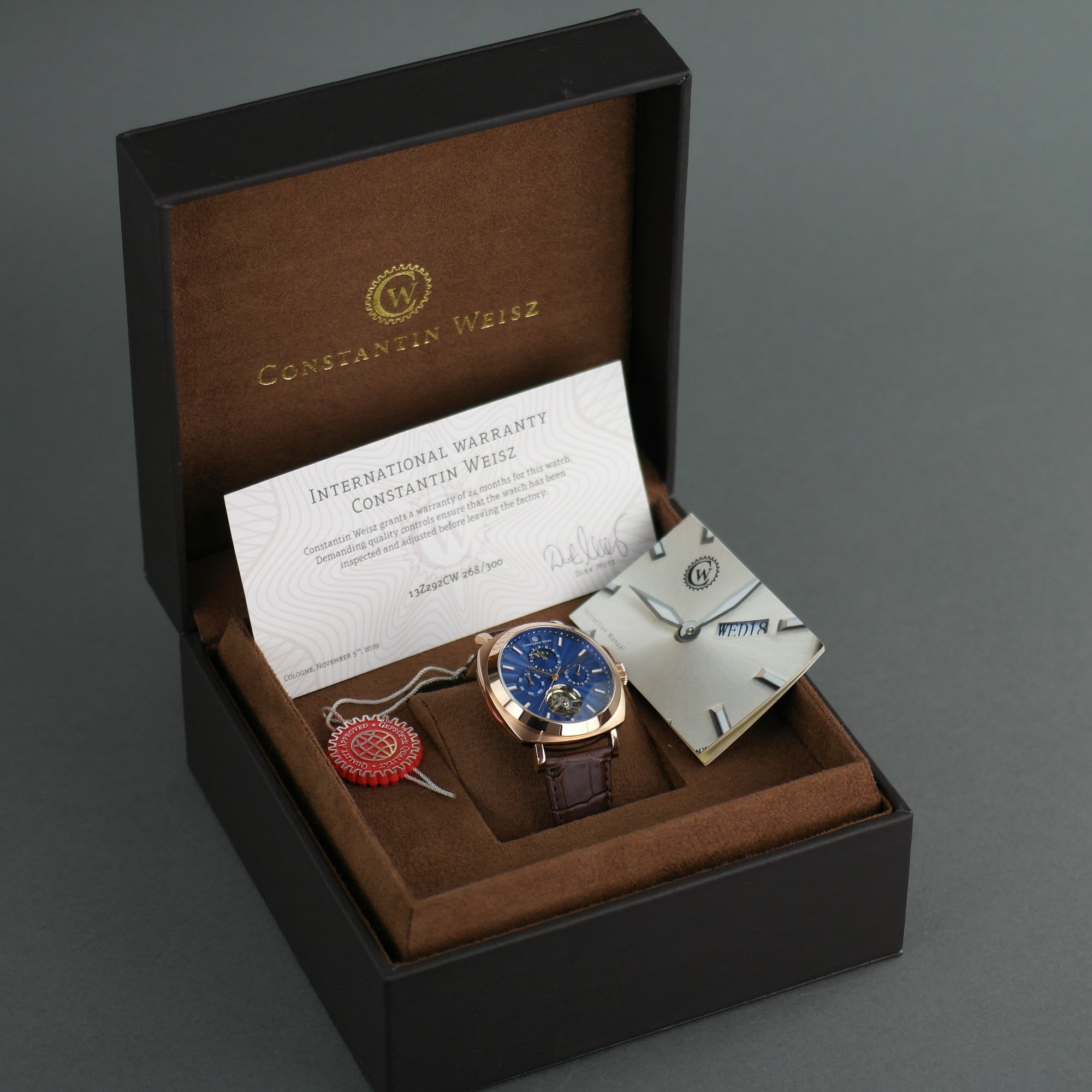 Constantin Weisz Limited Edition, automatische, vergoldete Armbanduhr mit marineblauem Zifferblatt und Lederarmband