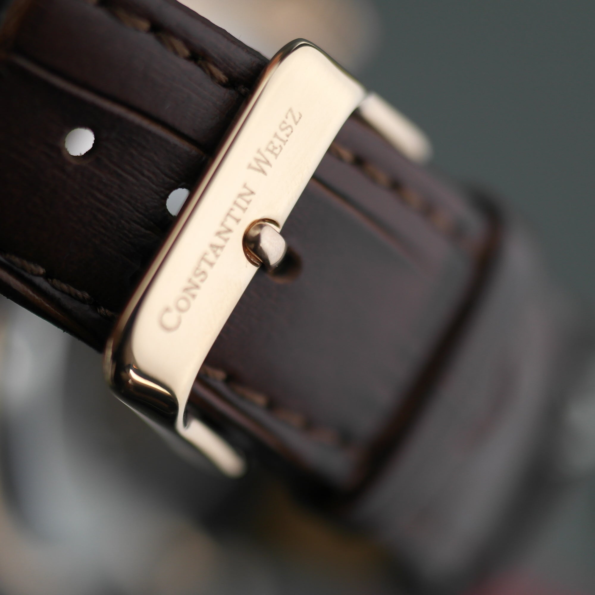 Constantin Weisz Limited Edition, automatische, vergoldete Armbanduhr mit marineblauem Zifferblatt und Lederarmband