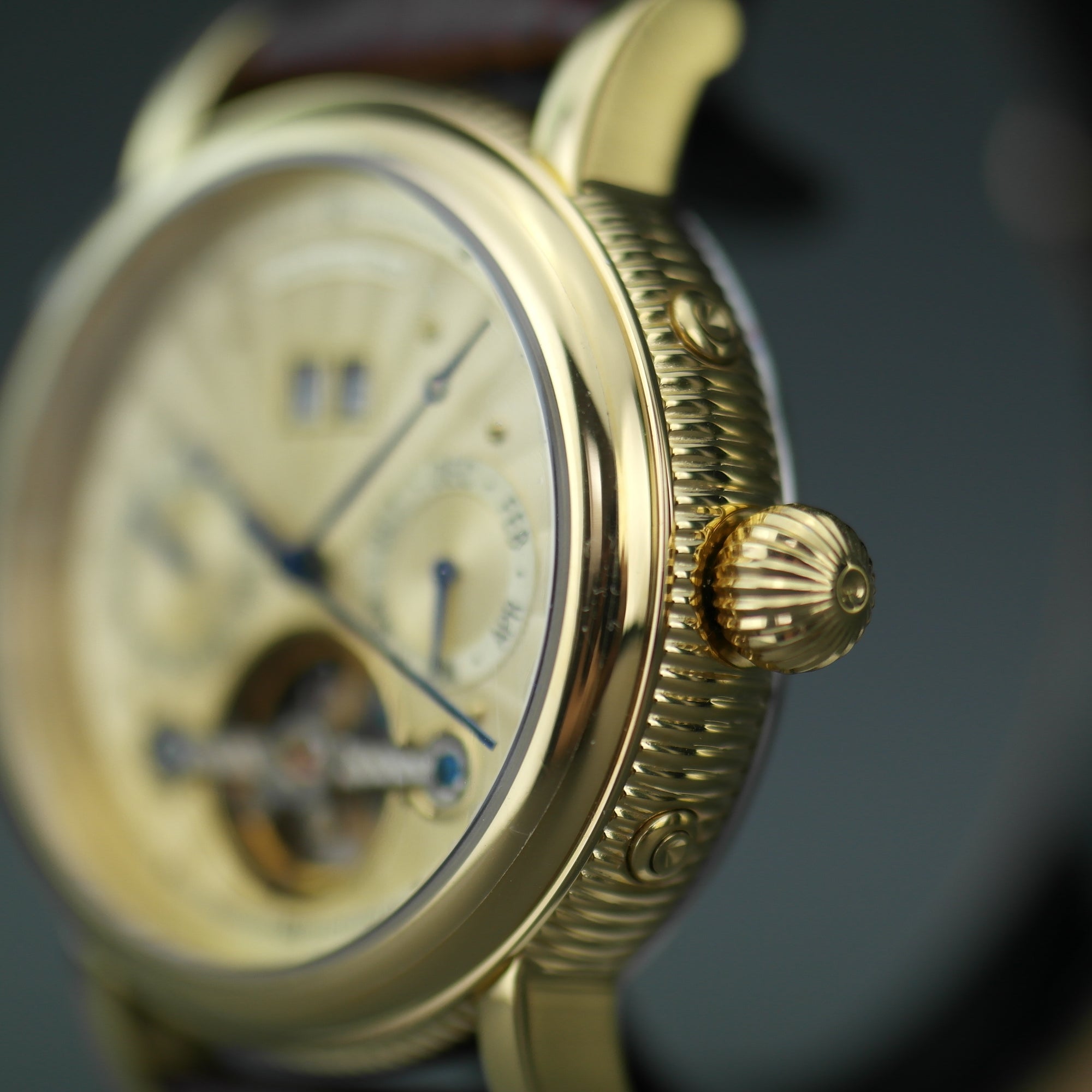 Constantin Weisz Automatik-Armbanduhr mit offenem Herzen, vergoldet, braunes Lederarmband