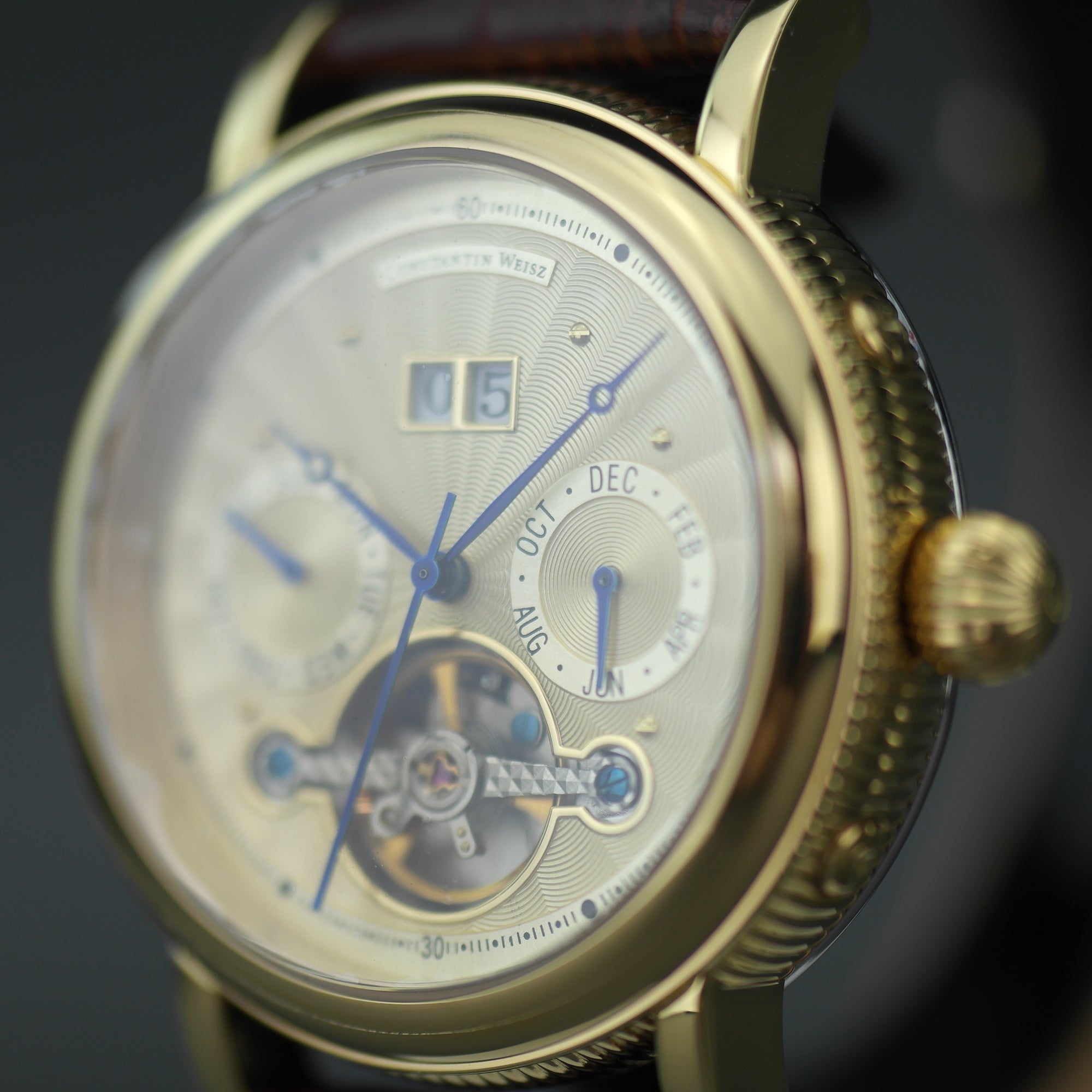 Constantin Weisz Automatik-Armbanduhr mit offenem Herzen, vergoldet, braunes Lederarmband