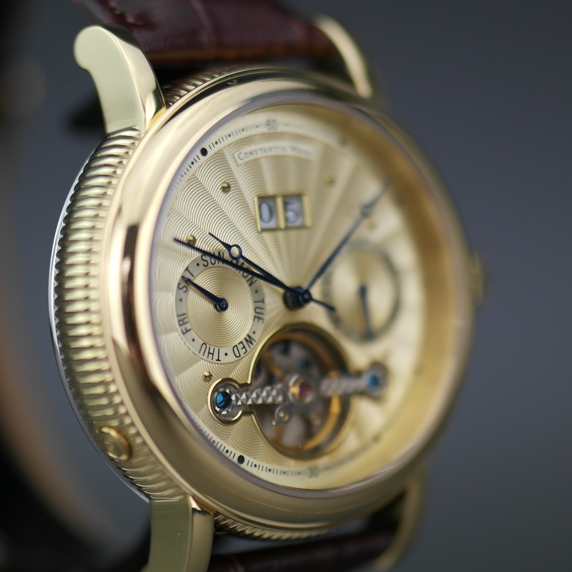 Constantin Weisz Automatik-Armbanduhr mit offenem Herzen, vergoldet, braunes Lederarmband