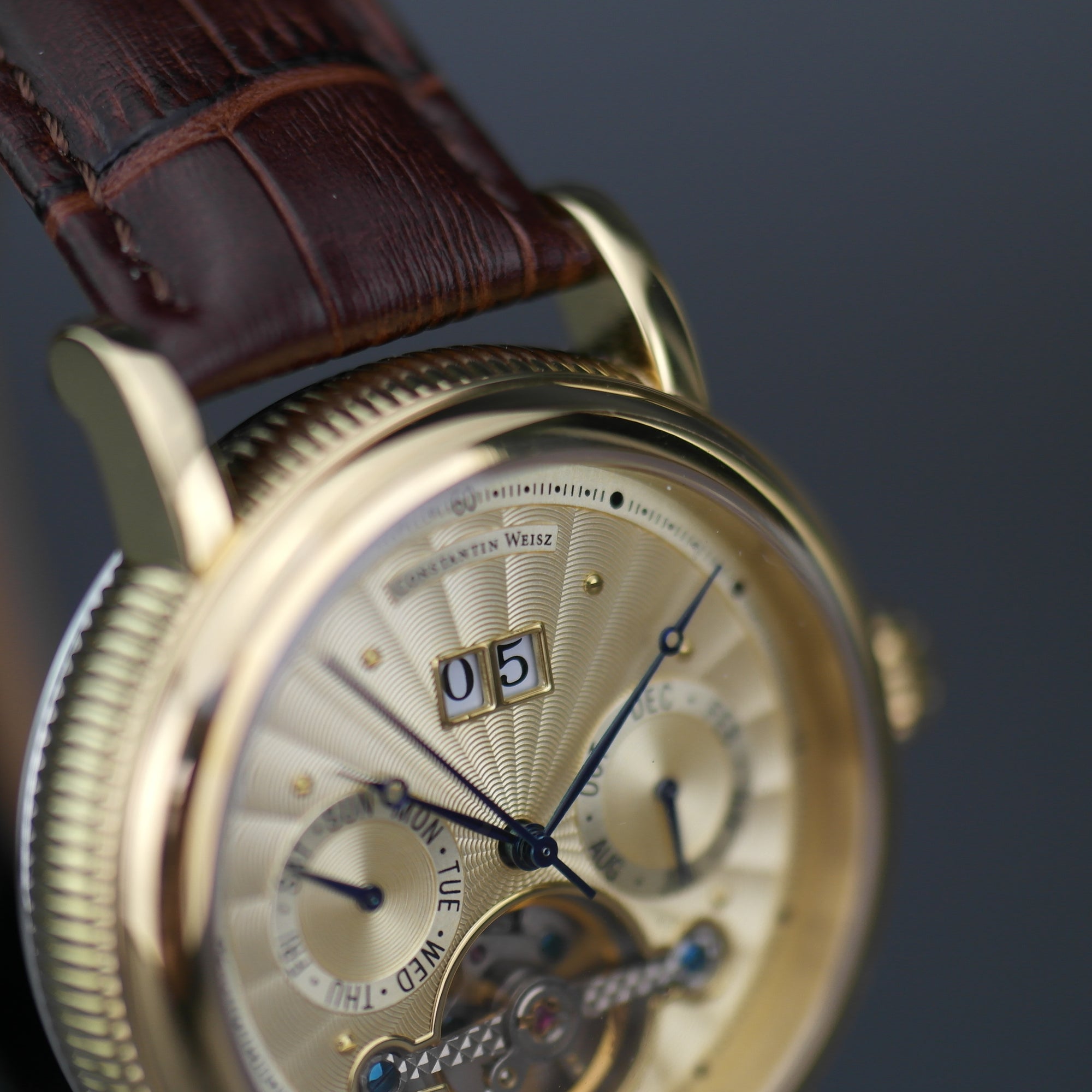 Constantin Weisz Automatik-Armbanduhr mit offenem Herzen, vergoldet, braunes Lederarmband