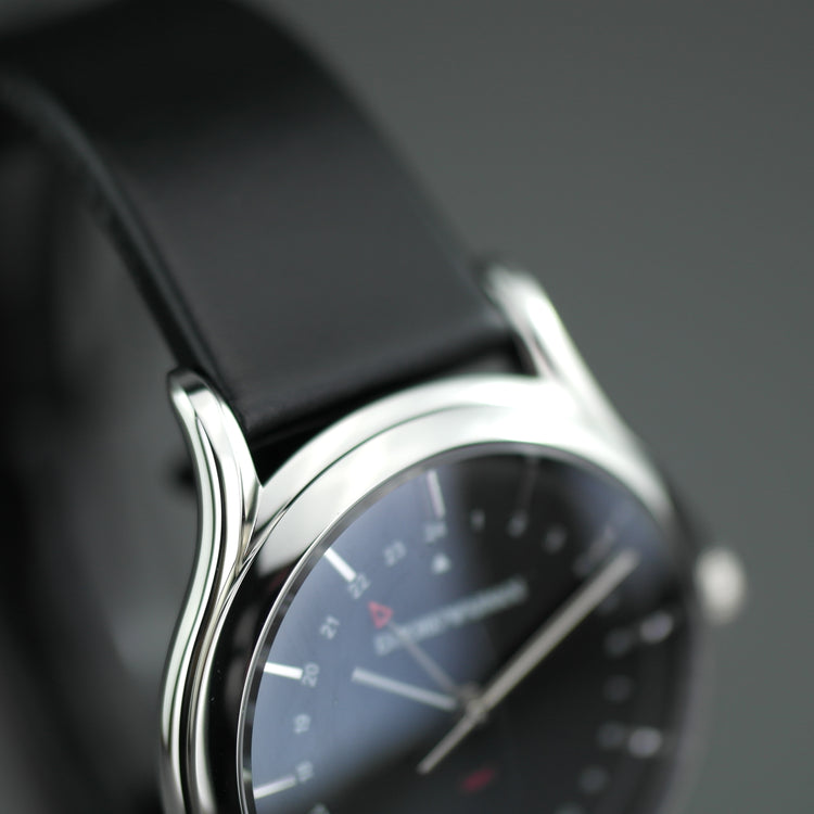 Emporio Armani klassische GMT Swiss Quartz Herrenarmbanduhr aus schwarzem Leder