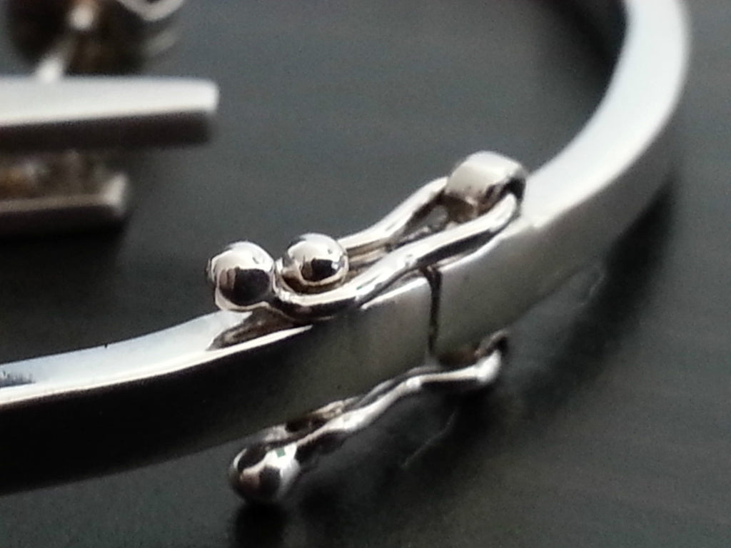 Conjunto moderno de pulsera y pendientes de plata de ley con circonitas cúbicas. 