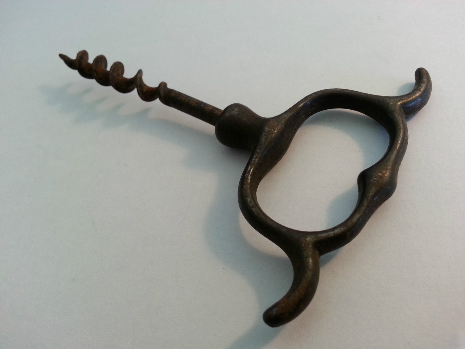 Antiker Weinflaschenöffner aus massivem Metall, tolles Geschenk im Jugendstil des britischen Empire