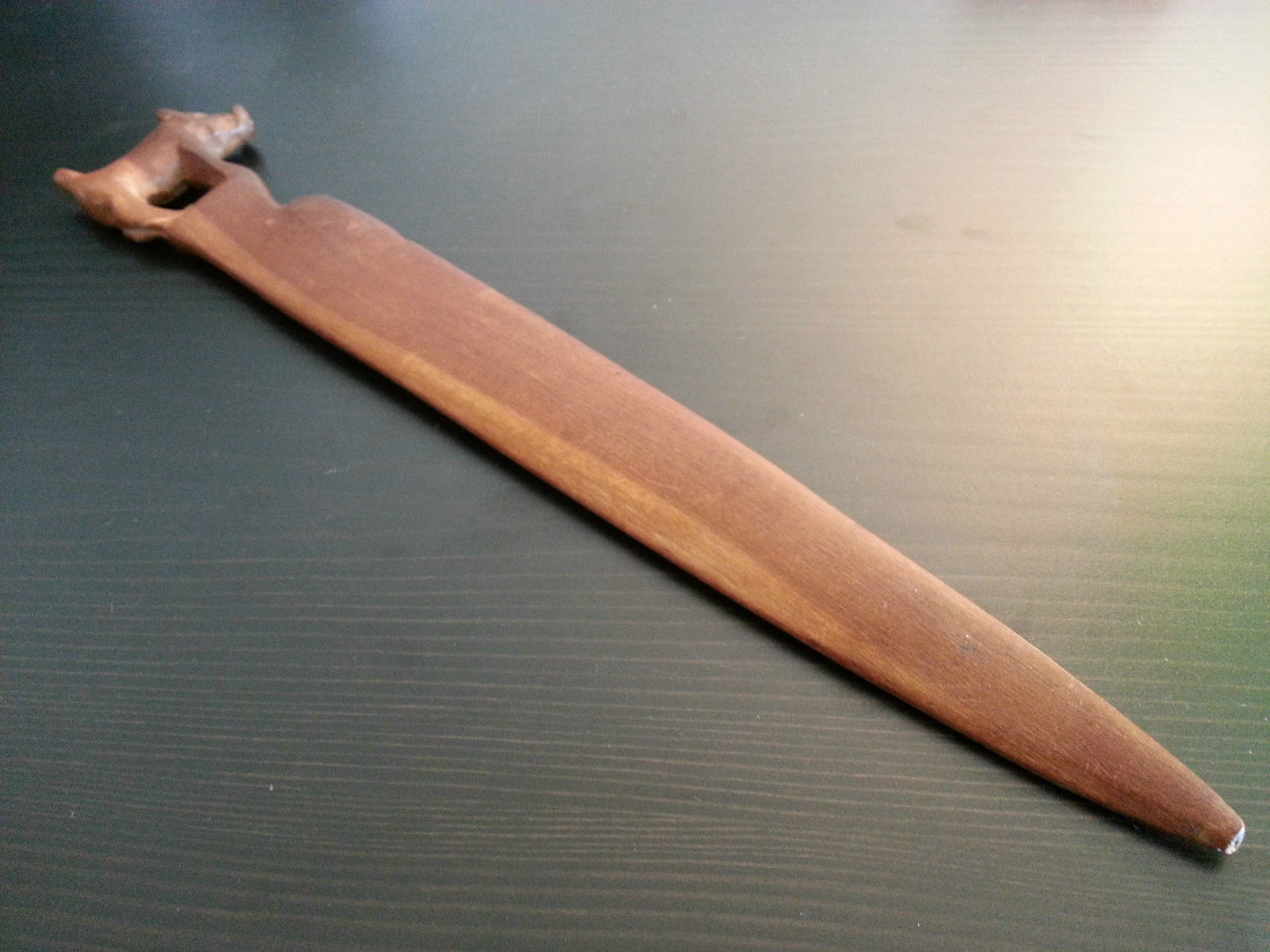 Antiker Brieföffner aus massivem Holz mit Eber auf der Oberseite des britischen Empire