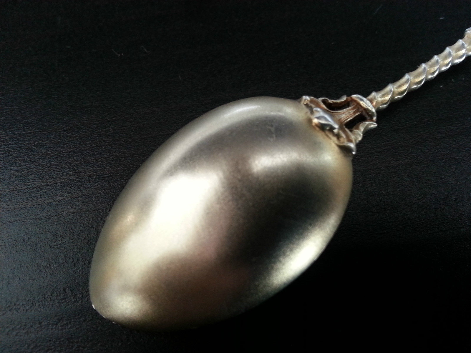 Antiker emaillierter Löffel aus vergoldetem Sterlingsilber, Brüssel, Belgien 800