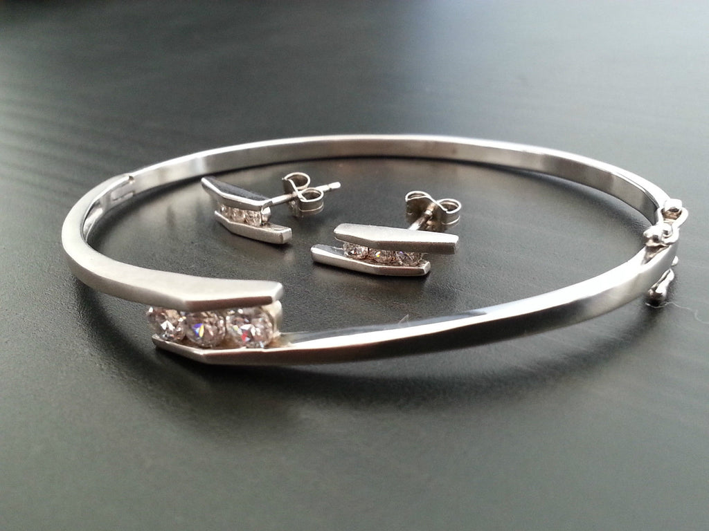 Conjunto moderno de pulsera y pendientes de plata de ley con circonitas cúbicas. 