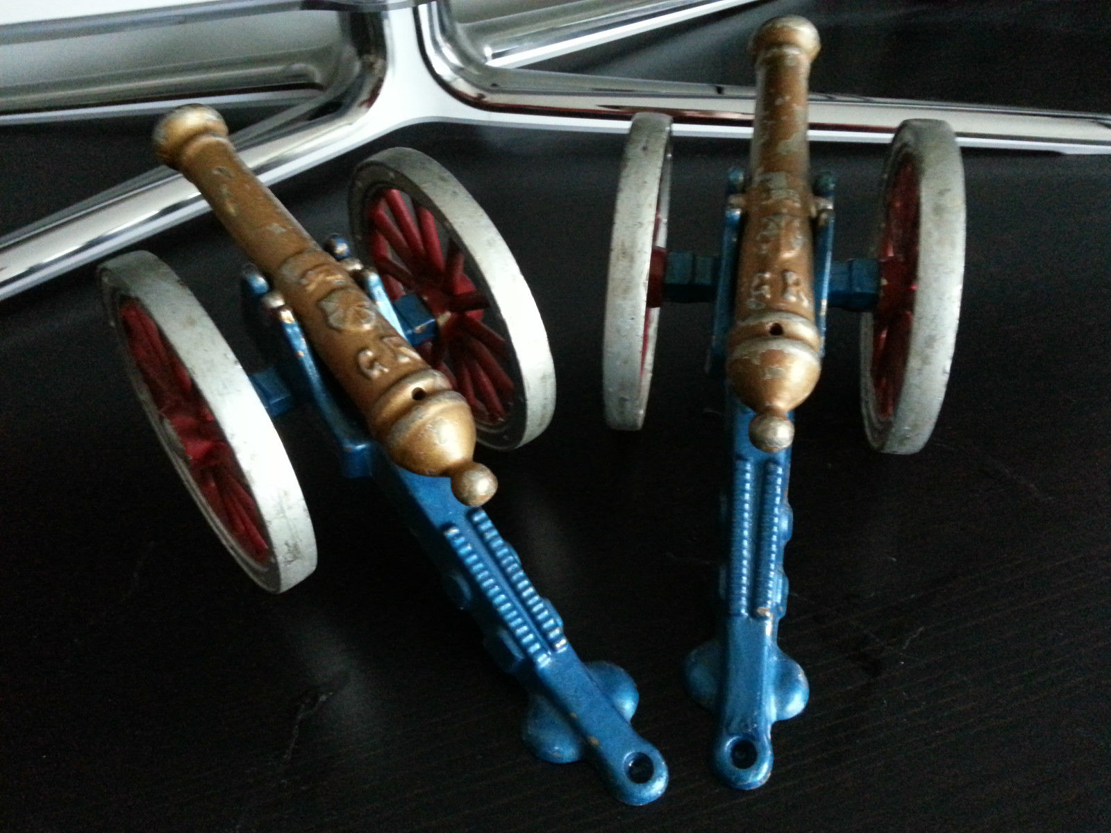 Vintage zwei Modelle antike Kanonenstatuen George Rex British Empire