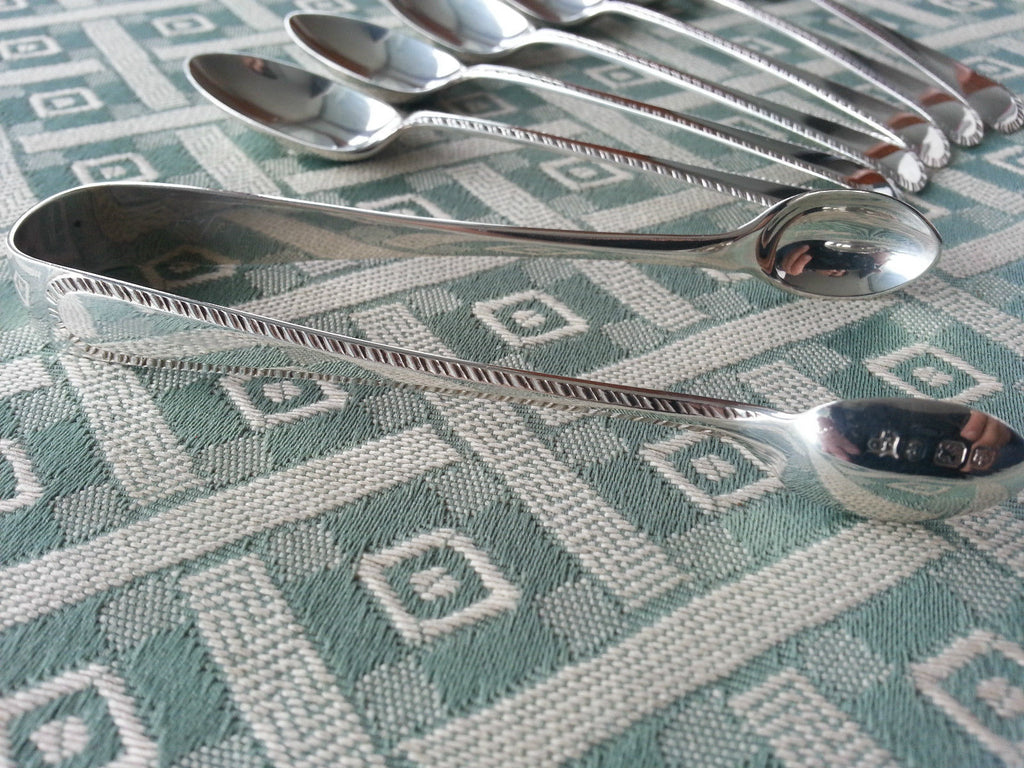 Antiguo juego de cucharas y pinzas de plata de ley de 1897 James Deakin and Sons British Empire
