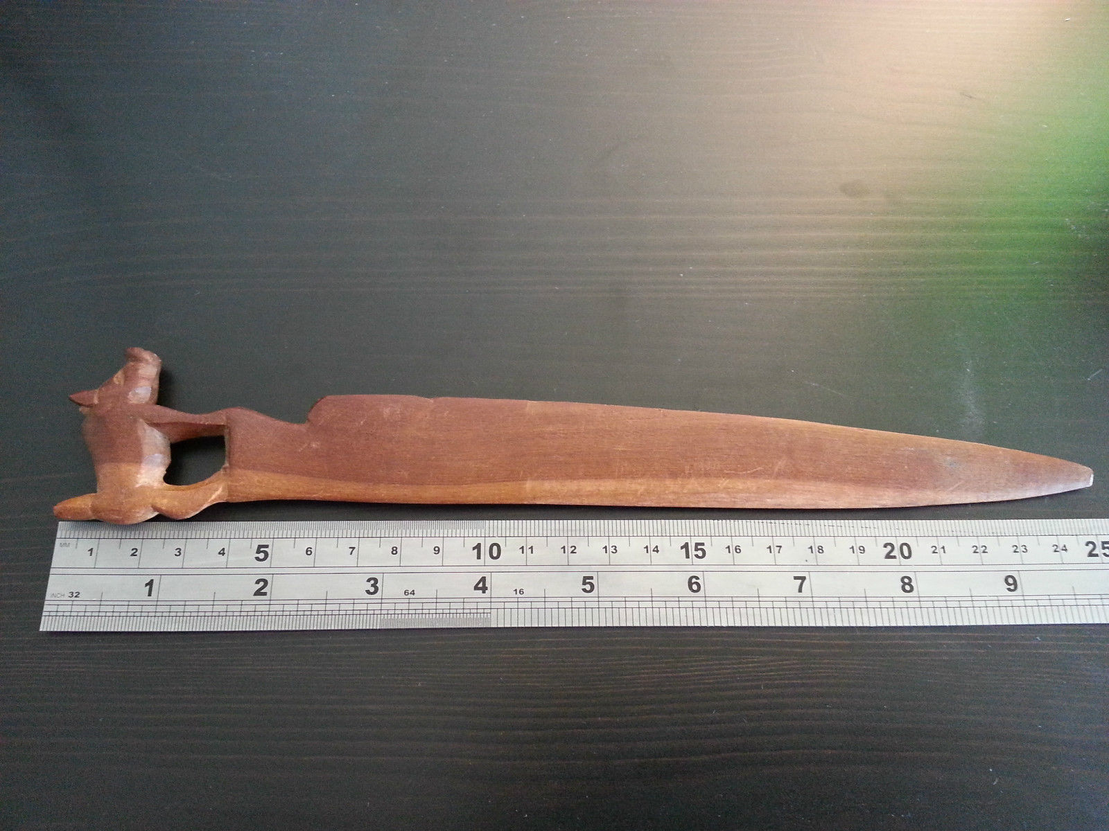 Antiker Brieföffner aus massivem Holz mit Eber auf der Oberseite des britischen Empire