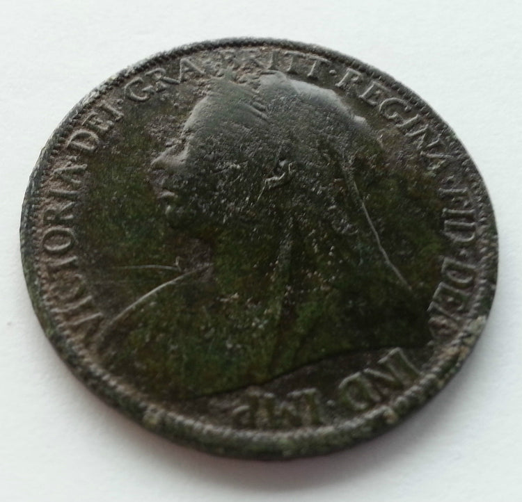 Antike 1-Penny-Münze aus dem Jahr 1891 im viktorianischen Stil des Britischen Empire aus dem 19. Jh. mit grüner Patina
