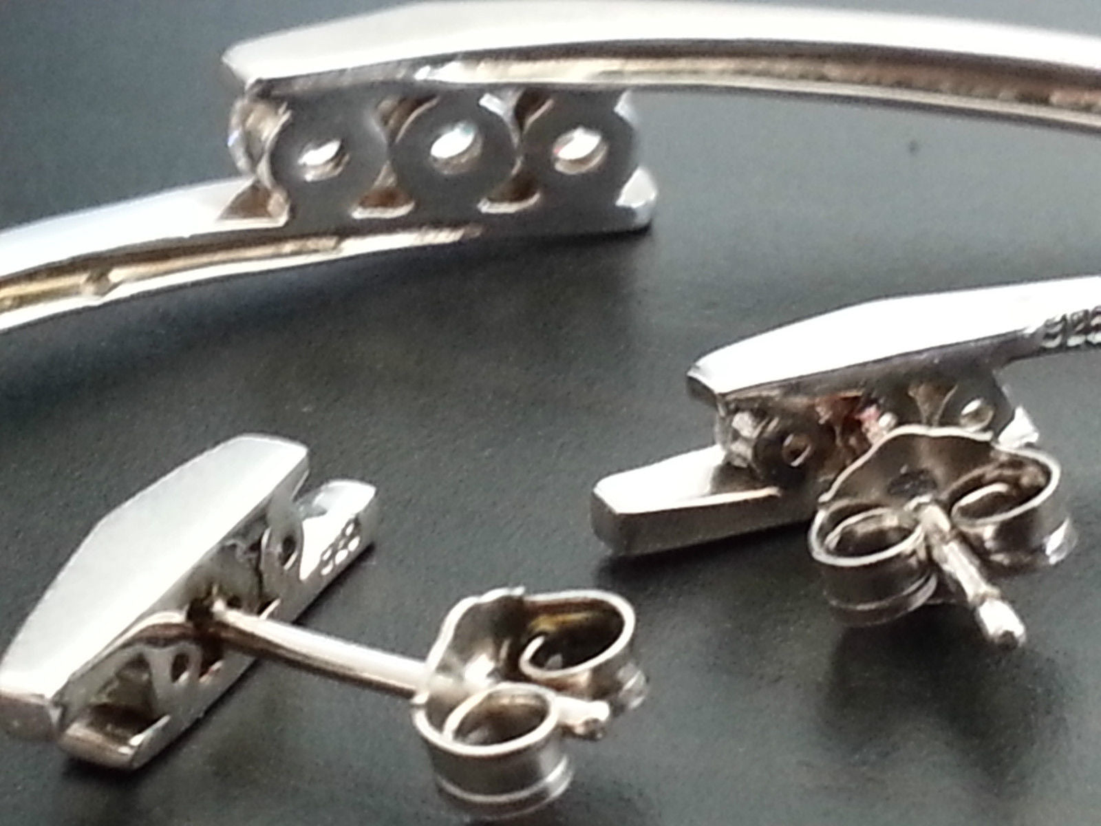 Conjunto moderno de pulsera y pendientes de plata de ley con circonitas cúbicas. 